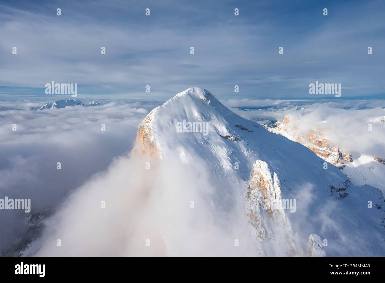 Cortina d'Ampezzo, Provinz Belluno, Venetien, Italien, Europa. Luftbildaufnahme der Tofana di Rozes. In der Ferne die Marmolada Stock Photo