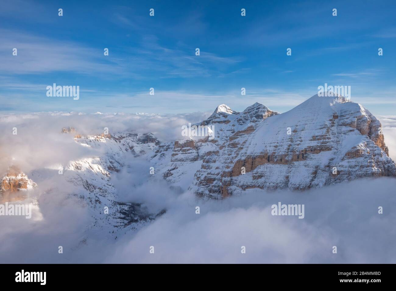 Cortina d'Ampezzo, Provinz Belluno, Venetien, Italien, Europa. Luftbildaufnahme der drei Tofana-Gipfel mit dem Travenanzestal Stock Photo