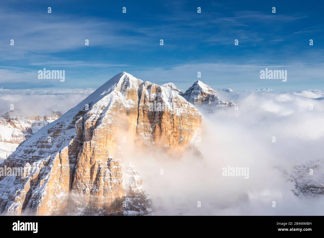 Cortina d'Ampezzo, Provinz Belluno, Venetien, Italien, Europa. Luftbildaufnahme der drei Tofana-Gipfel Stock Photo
