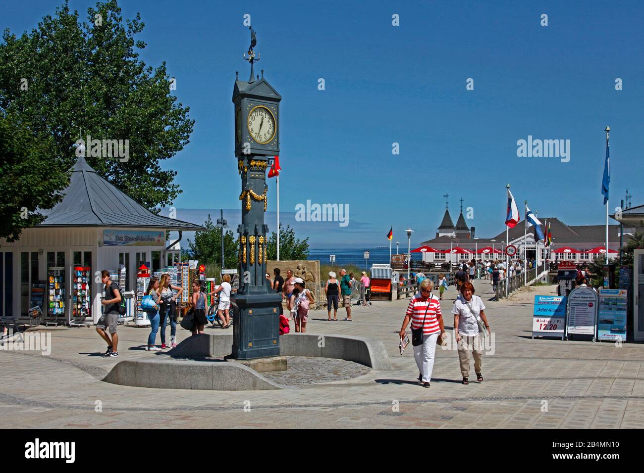 Germany, Mecklenburg-West Pomerania, Ahlbeck seaside resort, Usedom island, Baltic coast, Art Nouveau clock from 1911, pier from 1898, present appearance from 1930, only original pier in Mecklenburg-Western Pomerania, tourists, holidaymakers Stock Photo