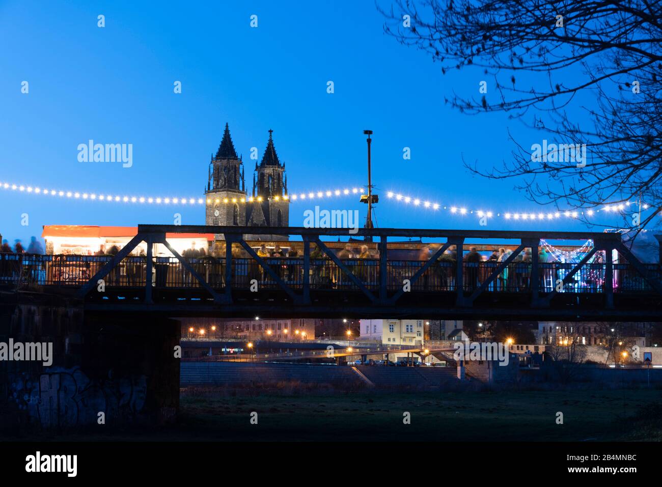 Deutschland, Sachsen-Anhalt, Magdeburg, kleiner Weihnachtsmarkt „PopUp!“ auf historischer Hubbrücke, ehemalige Eisenbahnbrücke, Dom. Stock Photo