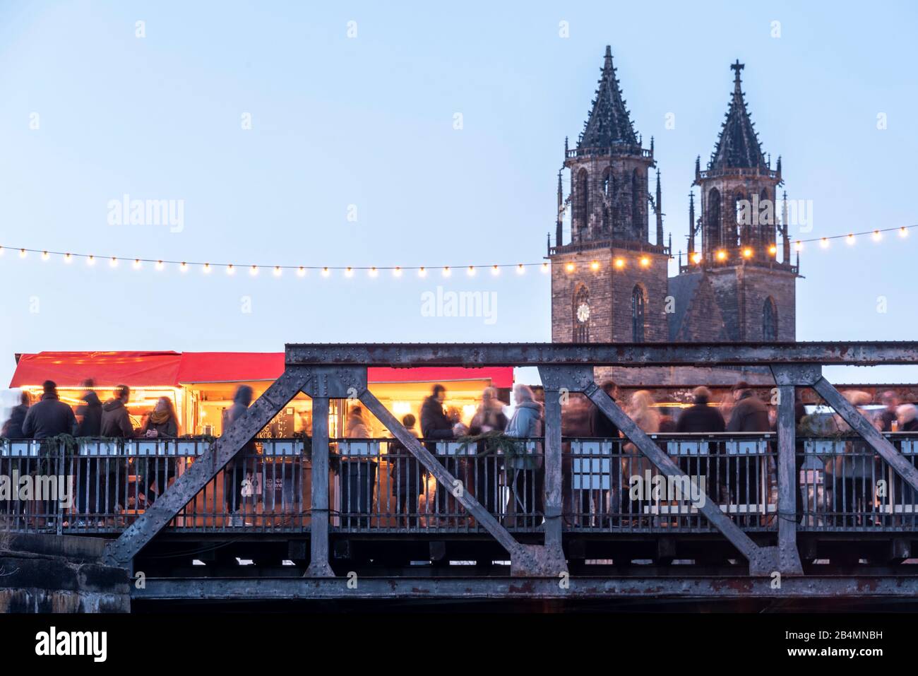 Deutschland, Sachsen-Anhalt, Magdeburg, kleiner Weihnachtsmarkt „PopUp!“ auf historischer Hubbrücke, ehemalige Eisenbahnbrücke, Dom. Stock Photo