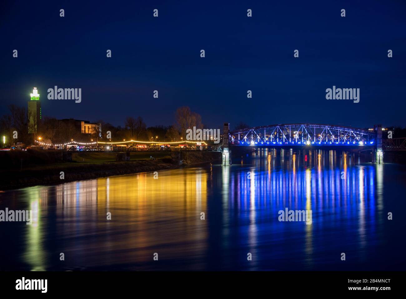 Deutschland, Sachsen-Anhalt, Magdeburg, kleiner Weihnachtsmarkt „PopUp!“ auf historischer Hubbrücke, ehemalige Eisenbahnbrücke, links im Bild der Albi Stock Photo