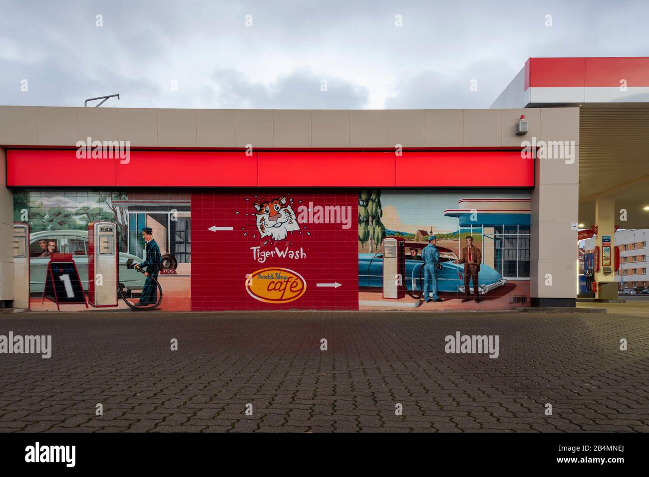 Deutschland, Sachsen-Anhalt, Magdeburg, Tankstelle, Bilder mit Zapfsäulen, 50er Jahre Stil. Stock Photo