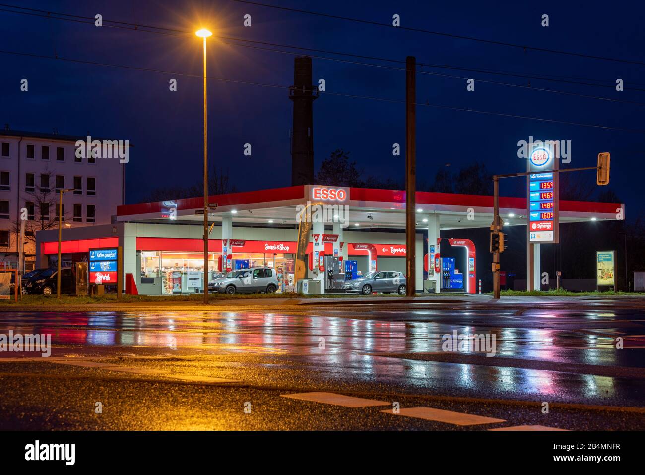 Deutschland, Sachsen-Anhalt, Magdeburg, Blick auf eine Esso-Tankstelle, nachts in Magdeburg. Stock Photo