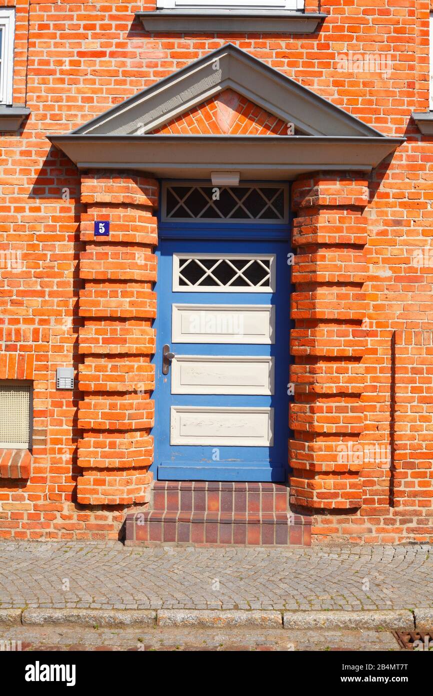 Eingangsportal, Wohngebäude aus Backstein, Güstrow, Mecklenburg-Vorpommern, Deutschland, Europa Stock Photo