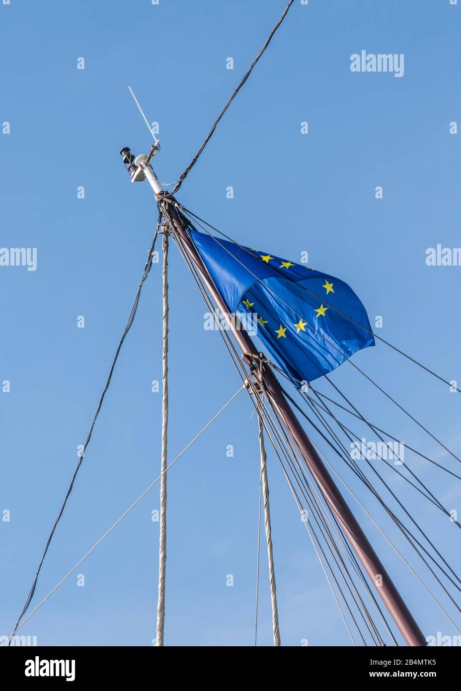 Ship mast flag hi-res stock photography and images - Alamy