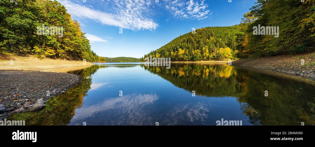 Deutschland, Thüringen, Naturpark Thüringer Schiefergebirge, Obere Saale, Herbst am Hohenwarte-Stausee, bunter Wald spiegelt sich Stock Photo
