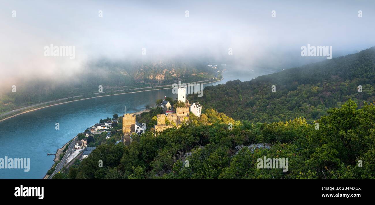 Germany, Rhineland-Palatinate, near Kamp-Bornhofen, world heritage cultural landscape Upper Middle Rhine Valley, view of the Rhine and the enemy brothers, the immediately adjacent castles Sterrenberg and Liebenstein, morning fog Stock Photo