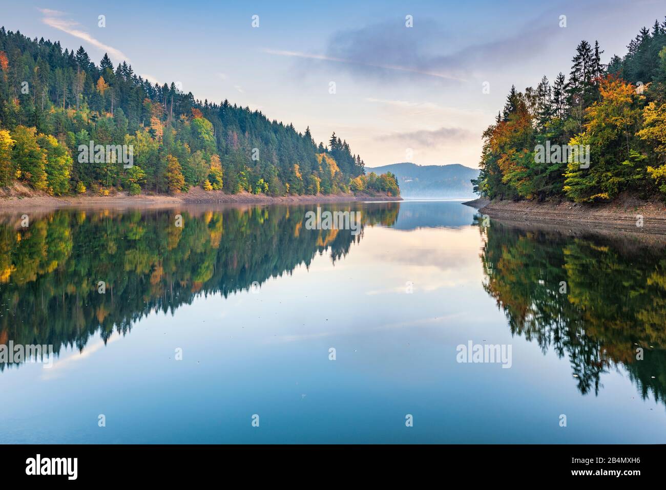 Germany, Thuringia, Thuringian Slate Mountains Nature Park, Upper Saale, autumn at Hohenwarte Reservoir, colorful forest reflected, morning mood Stock Photo