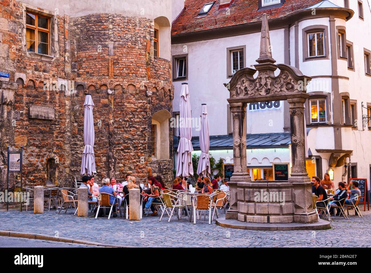 Wiedfangbrunnen and café in Altstadt, Regensburg, Upper Palatinate, Bavaria, Germany Stock Photo