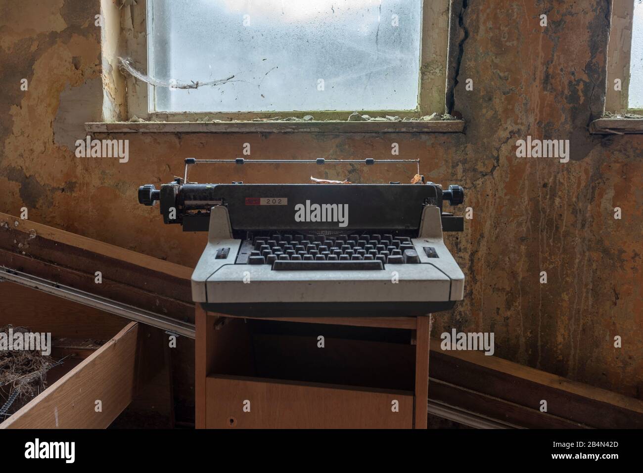 Alte Schreibmaschine, Spinnengewebe, verlassenes Haus Stock Photo