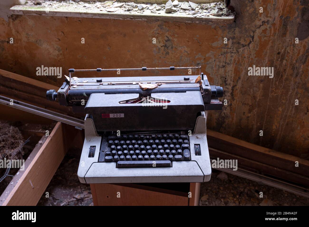 Alte Schreibmaschine, Spinnengewebe, verlassenes Haus Stock Photo