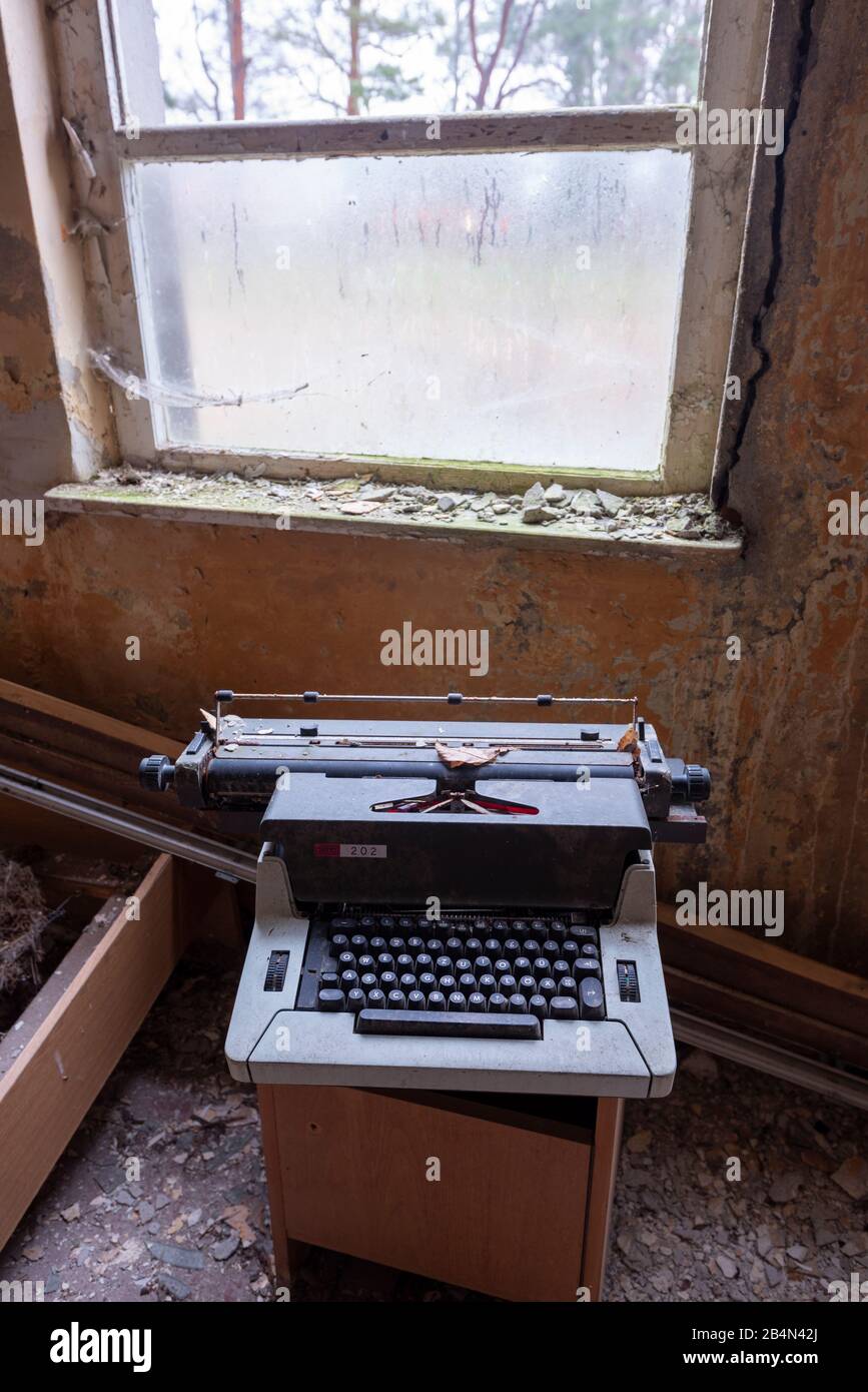 Alte Schreibmaschine, Spinnengewebe, verlassenes Haus Stock Photo