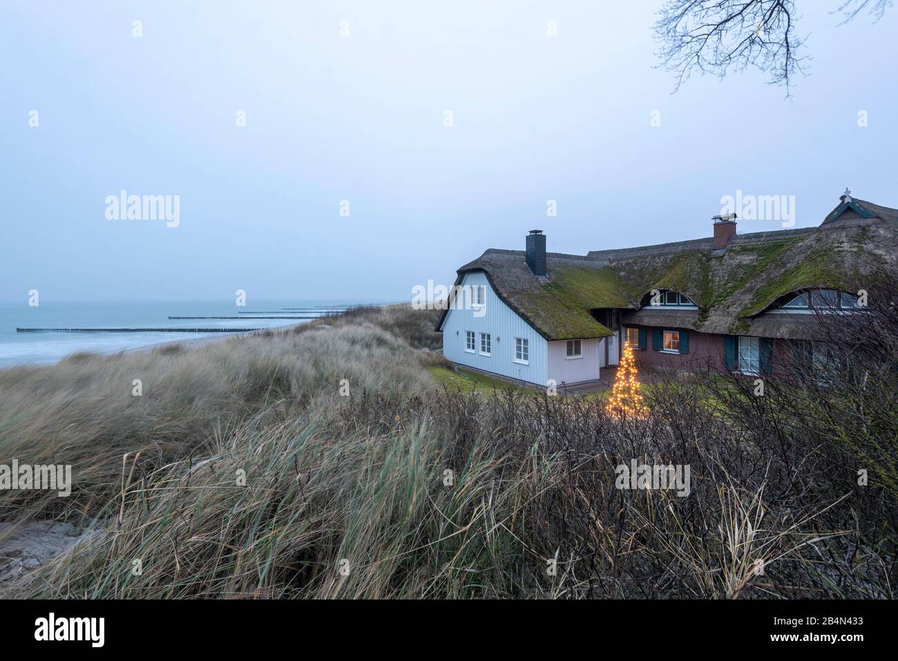 Rohrgedecktes haus hires stock photography and images Alamy