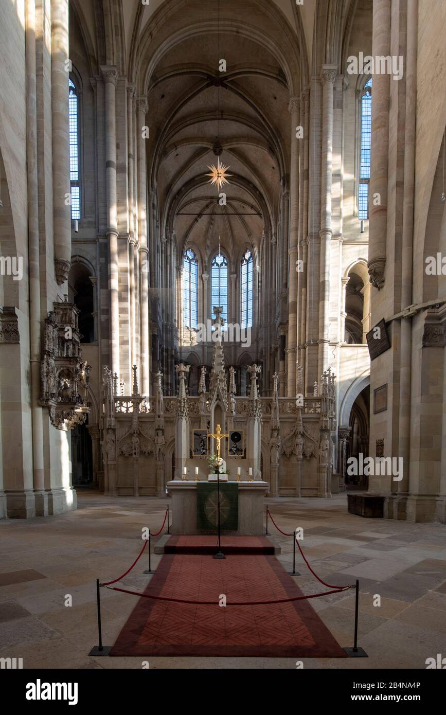 Deutschland, Sachsen-Anhalt, Magdeburg, Dom zu Magdeburg, Blick auf den Liturgie-Altar, dahinter steht der Lettner, trennt den Hohen Chor vom Kirchens Stock Photo