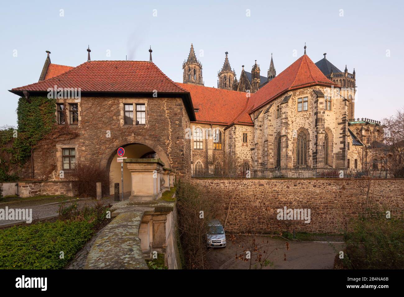 Deutschland, Sachsen-Anhalt, Magdeburg, Dom zu Magdeburg mit Remtergang. (1520 wurde der Dombau nach 311 Jahren Bauzeit beendet.) Stock Photo