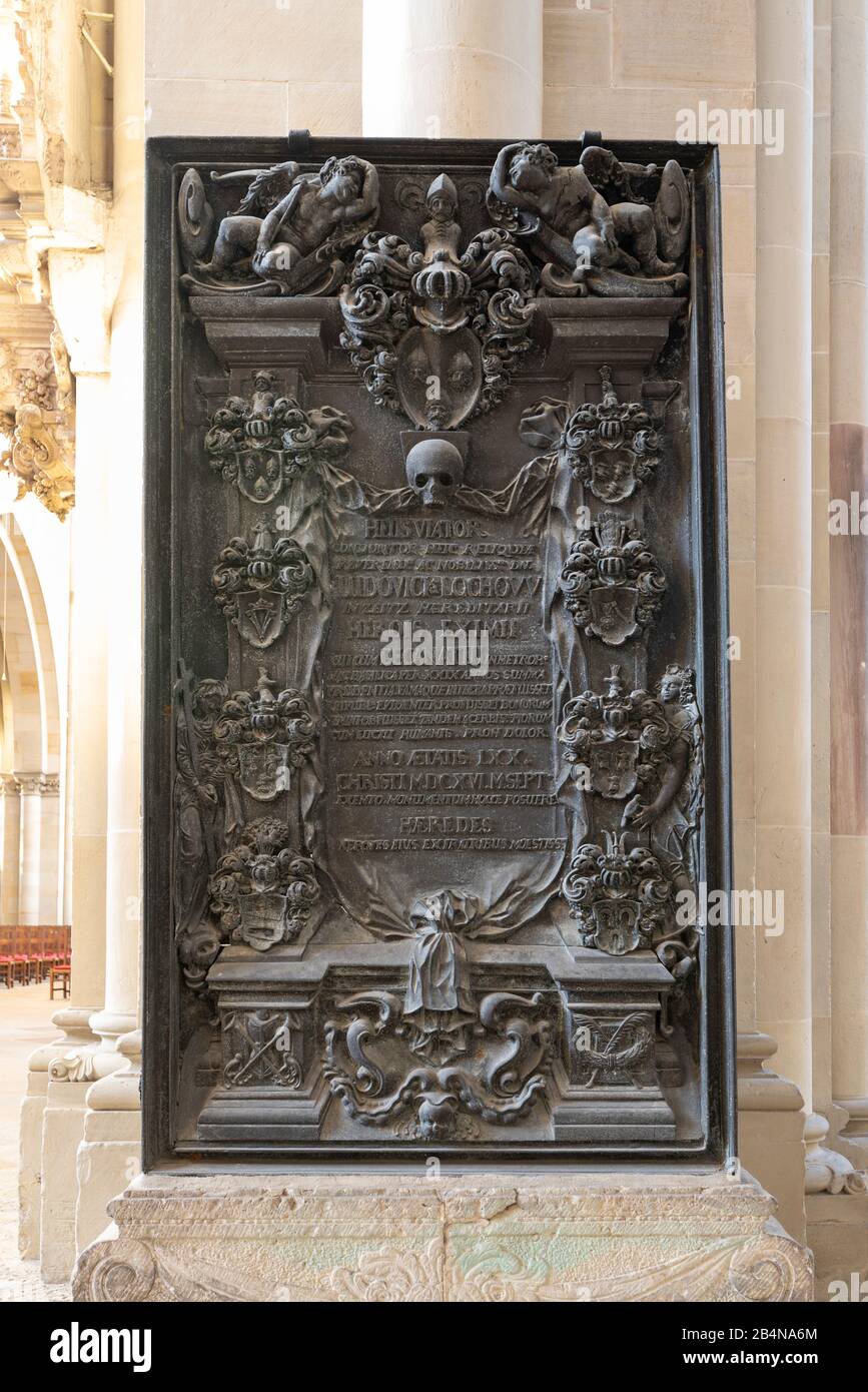 Deutschland, Sachsen-Anhalt, Magdeburg, Dom zu Magdeburg, Grabplatte für Ludwig von Lochow, Domdechant. (1520 wurde der Dombau nach 311 Jahren Bauzeit Stock Photo