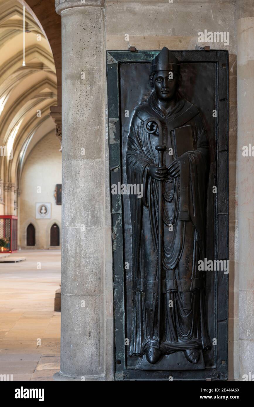 Deutschland, Sachsen-Anhalt, Magdeburg, Dom zu Magdeburg, Bronzegrabplatte Erzbischof Wichmanns, gestorben 1192. (1520 wurde der Dombau nach 311 Jahre Stock Photo