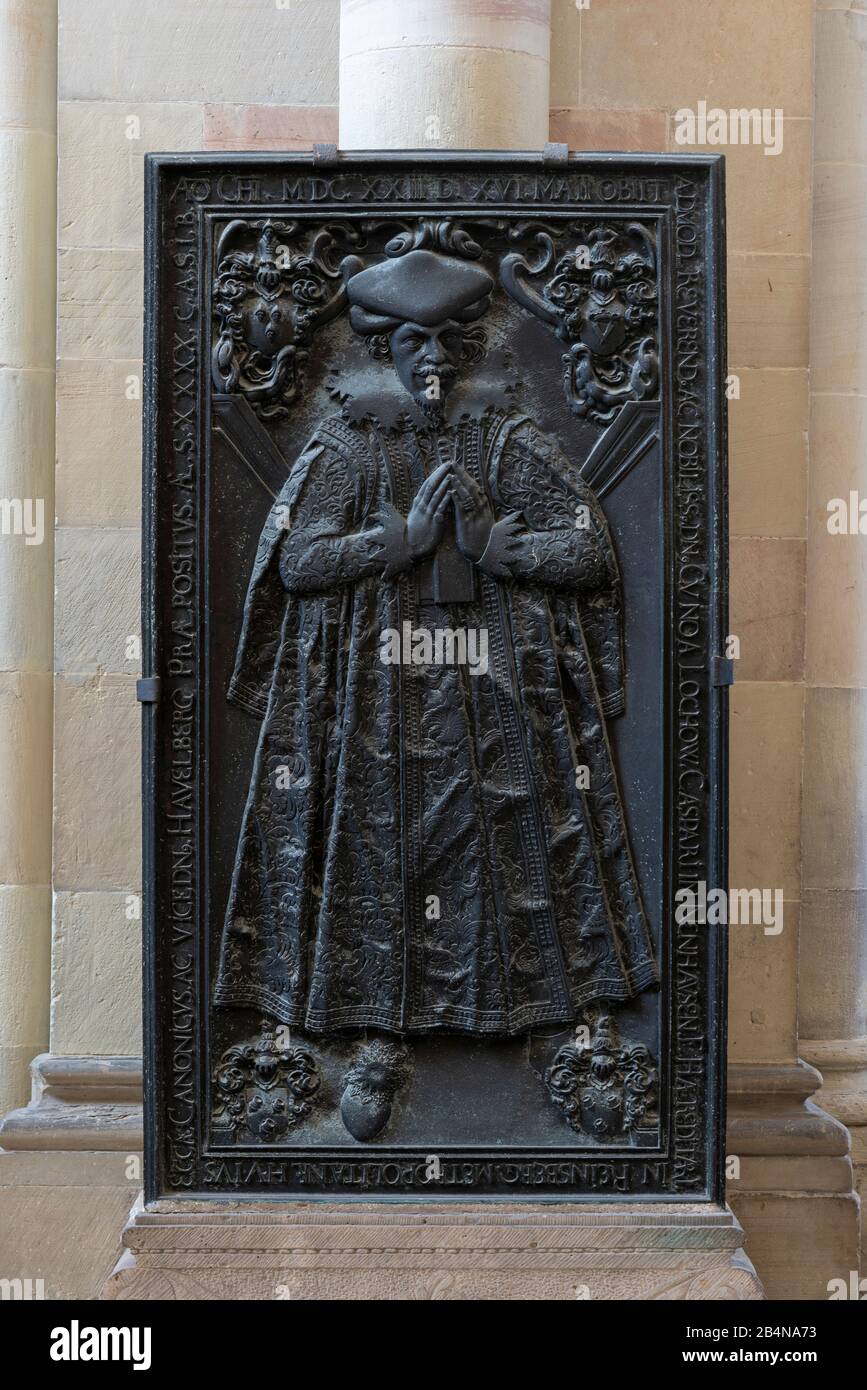 Deutschland, Sachsen-Anhalt, Magdeburg, Dom zu Magdeburg, Bronzegrabplatte für Ludwig von Lochow, Domherr. (1520 wurde der Dombau nach 311 Jahren Bauz Stock Photo