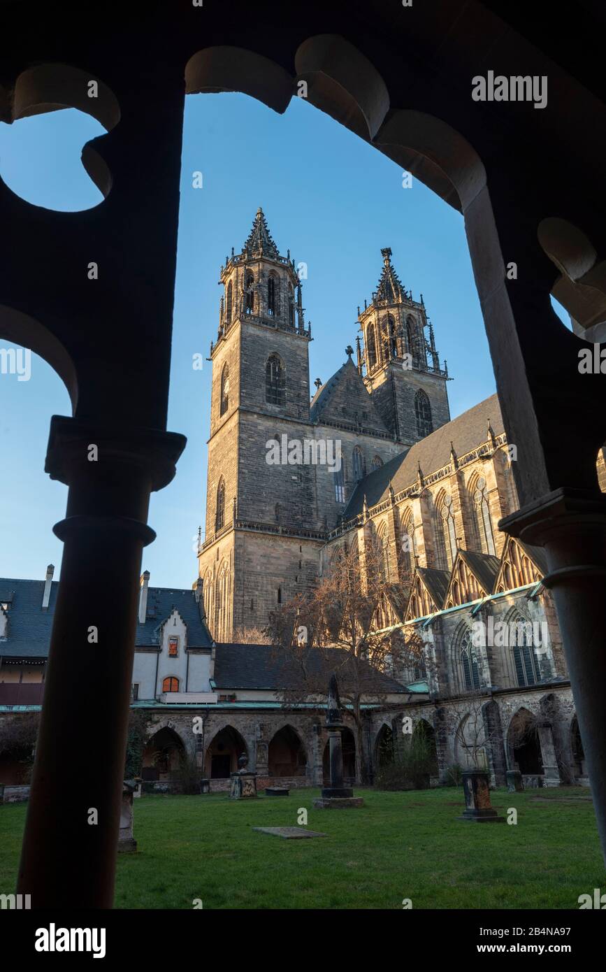 Deutschland, Sachsen-Anhalt, Magdeburg, Dom zu Magdeburg, Kreuzgang, Türme des Doms. (1520 wurde der Dombau nach 311 Jahren Bauzeit beendet.) Stock Photo