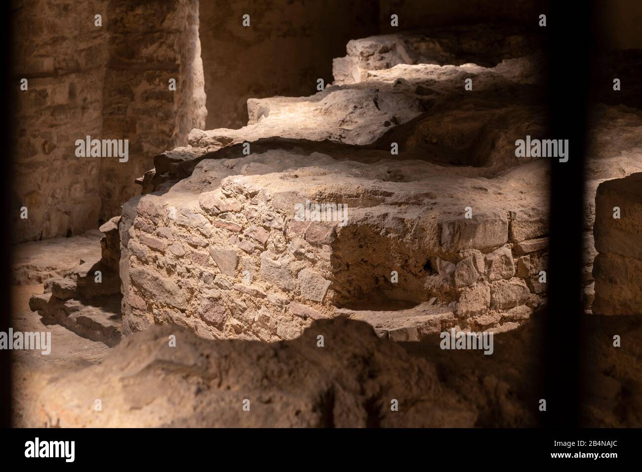 Deutschland, Sachsen-Anhalt, Magdeburg, Dom zu Magdeburg, Mauerreste einer ehemaligen Ostkrypta, Fundamente des ottonischen Domes. (1520 wurde der Dom Stock Photo