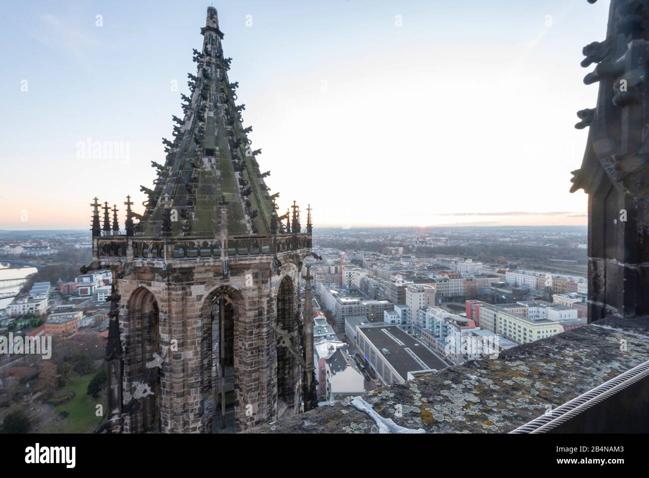Deutschland, Sachsen-Anhalt, Magdeburg, Blick auf den Südturm des Doms, Sonnenuntergang am Horizont. Stock Photo