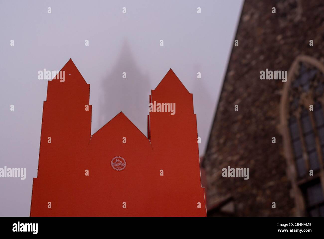 Deutschland, Sachsen-Anhalt, Magdeburg, Dom zu Magdeburg, Schild, Türme des Doms liegen im Nebel . (1520 wurde der Dombau nach 311 Jahren Bauzeit been Stock Photo