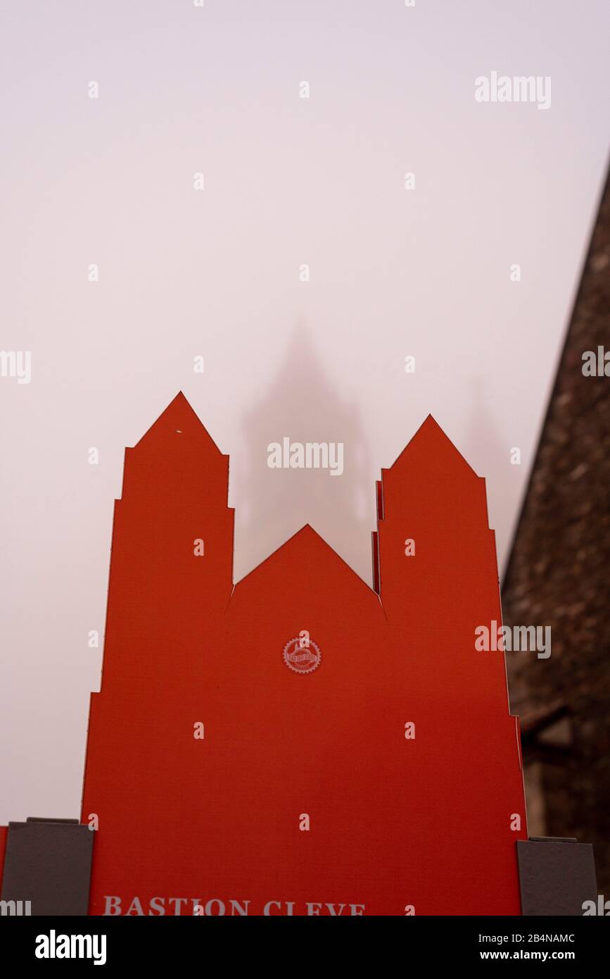 Deutschland, Sachsen-Anhalt, Magdeburg, Dom zu Magdeburg, Schild, Türme des Doms liegen im Nebel . (1520 wurde der Dombau nach 311 Jahren Bauzeit been Stock Photo