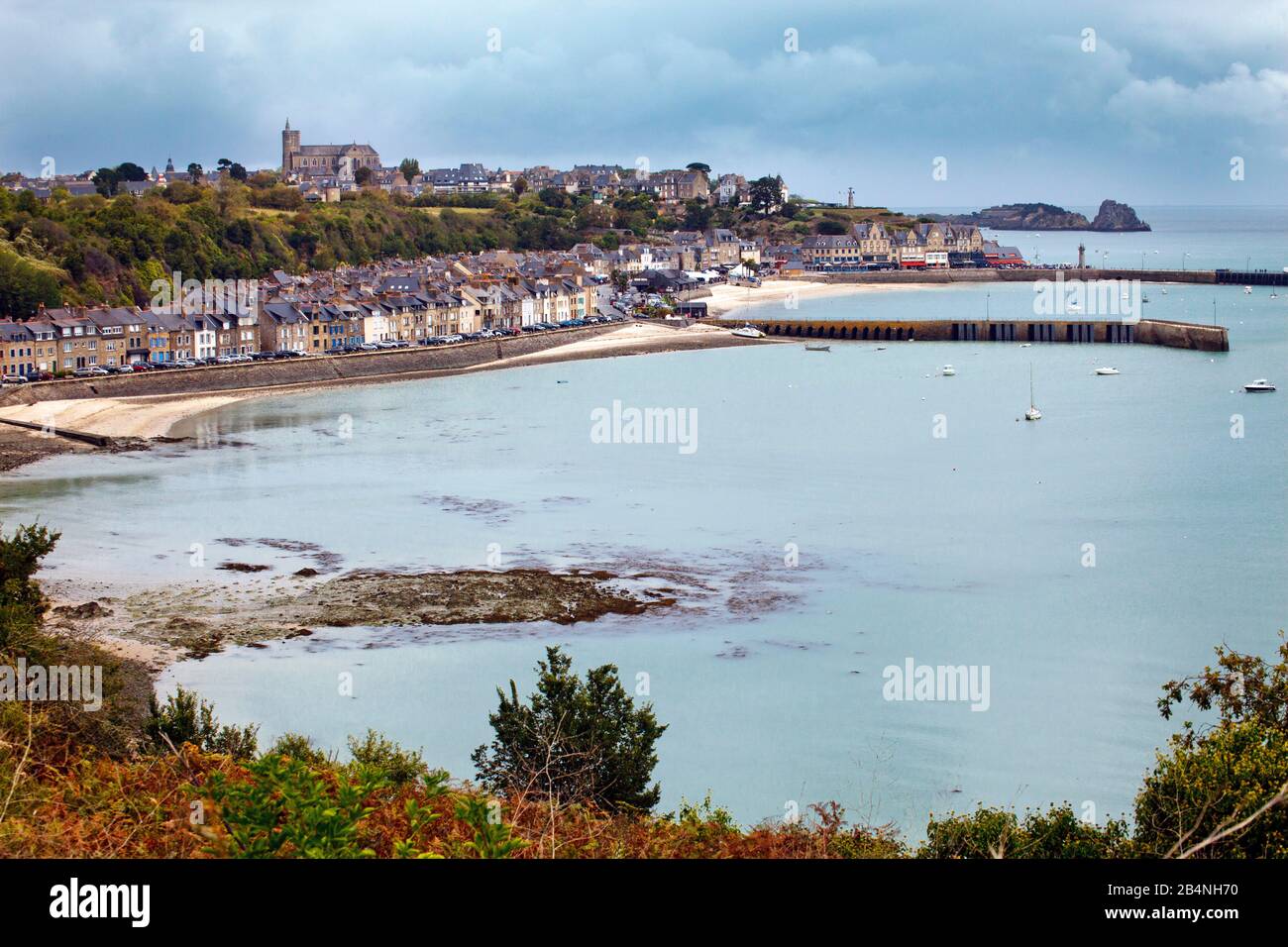Cancale is a commune in northern Brittany in the Ille-et-Vilaine department. It is located in the northwest of the Bay of Mont-Saint-Michel, on the Côte d'Émeraude. View of the waterfront at low tide. Stock Photo