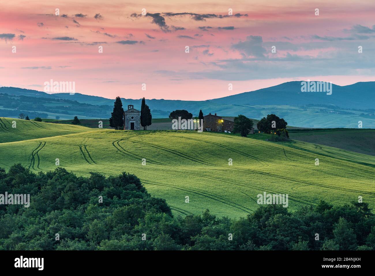 Tuscany landscape with the small chapel of Madonna di Vitaleta, San Quirico d'Orcia, Val d'Orcia, Tuscany, Italy Stock Photo