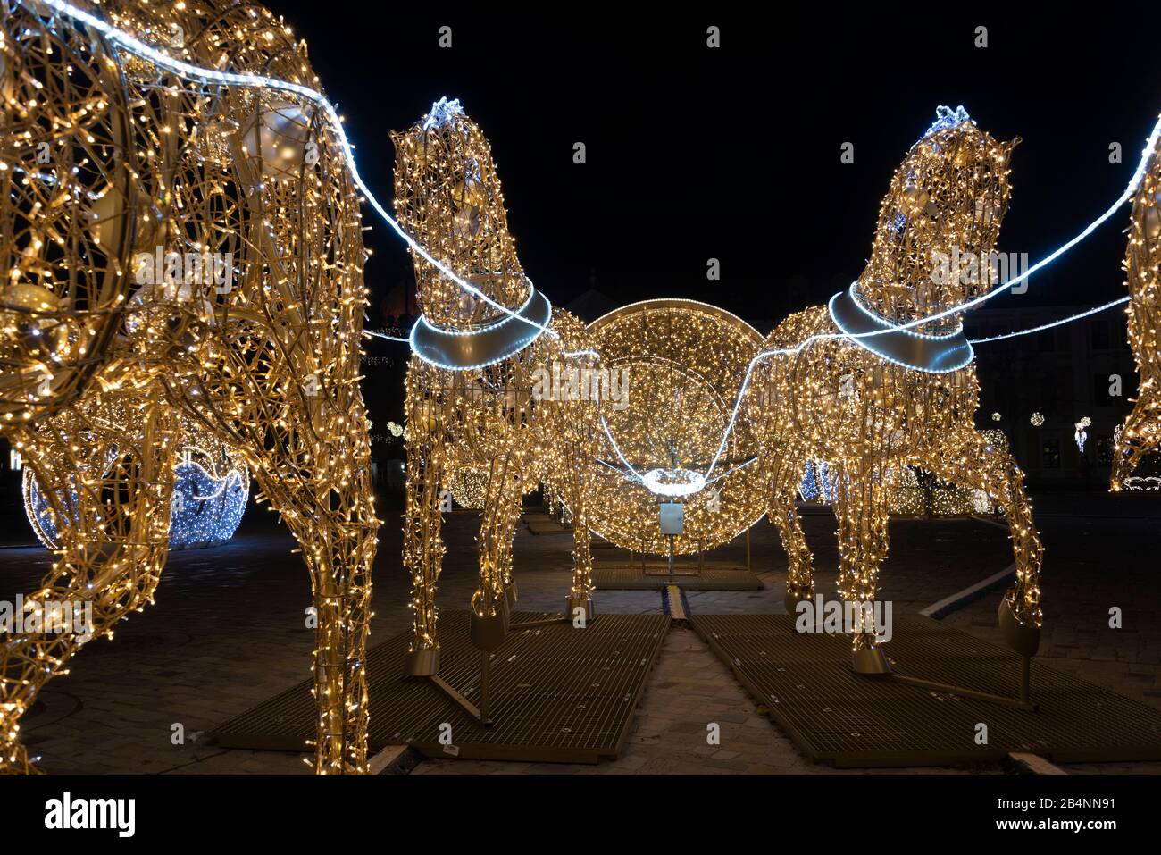Deutschland, Sachsen-Anhalt, Magdeburg, beleuchtete Pferde stehen auf dem Domplatz, sie zeigen den berühmten Vakuumversuch des Physikers Otto-von-Guer Stock Photo