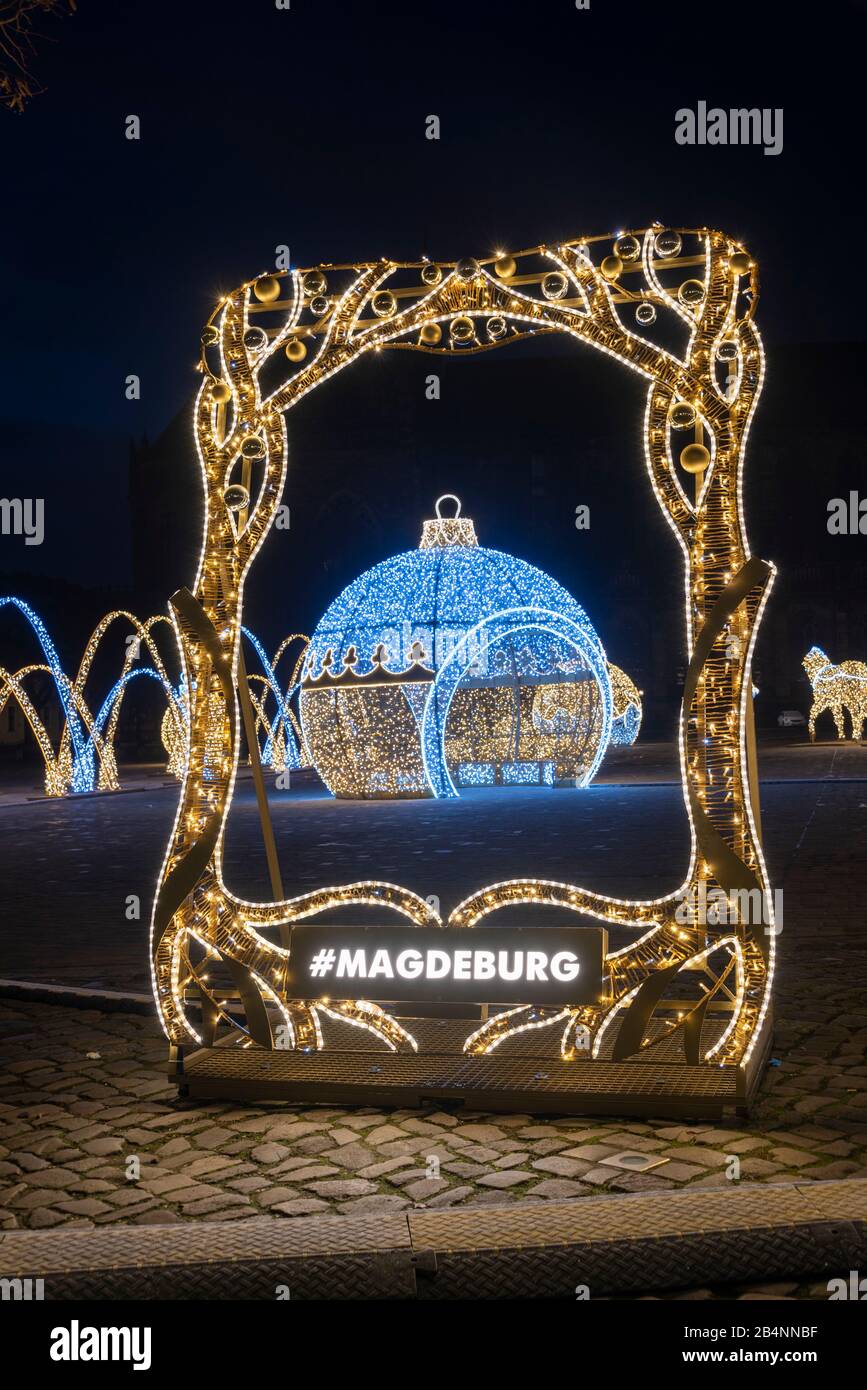 Deutschland, Sachsen-Anhalt, Magdeburg, unter einem Lichtbilderrahmen steht der Schriftzug Magdeburg, dahinter eine Weihnachtskugel, Magdeburger Licht Stock Photo