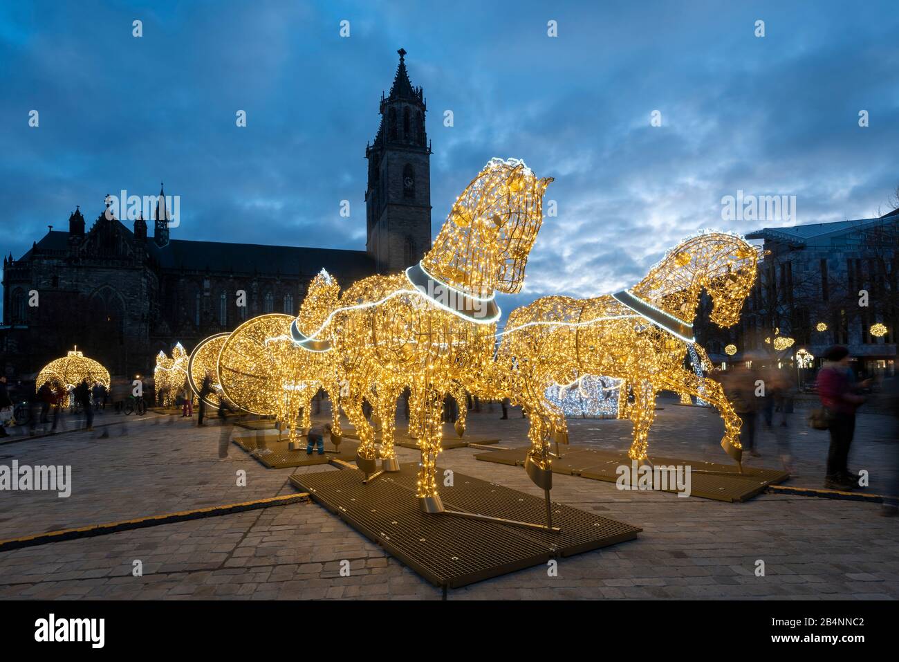 Deutschland, Sachsen-Anhalt, Magdeburg, beleuchtete Pferde stehen auf dem Domplatz, sie zeigen den Vakuumversuch des Physikers Otto-von-Guericke Stock Photo