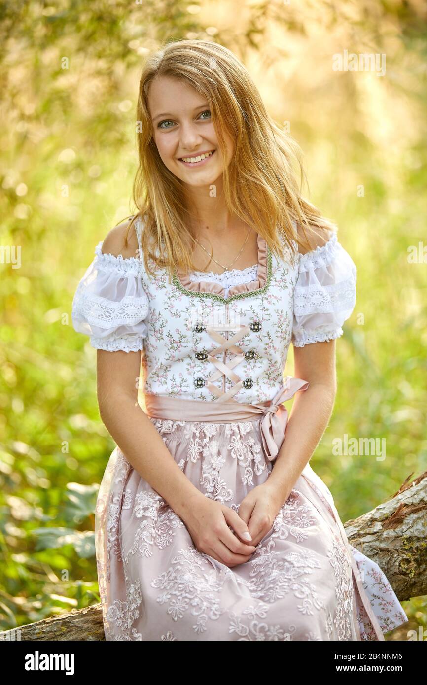 Junges Mädchen im Dirndl Stock Photo - Alamy