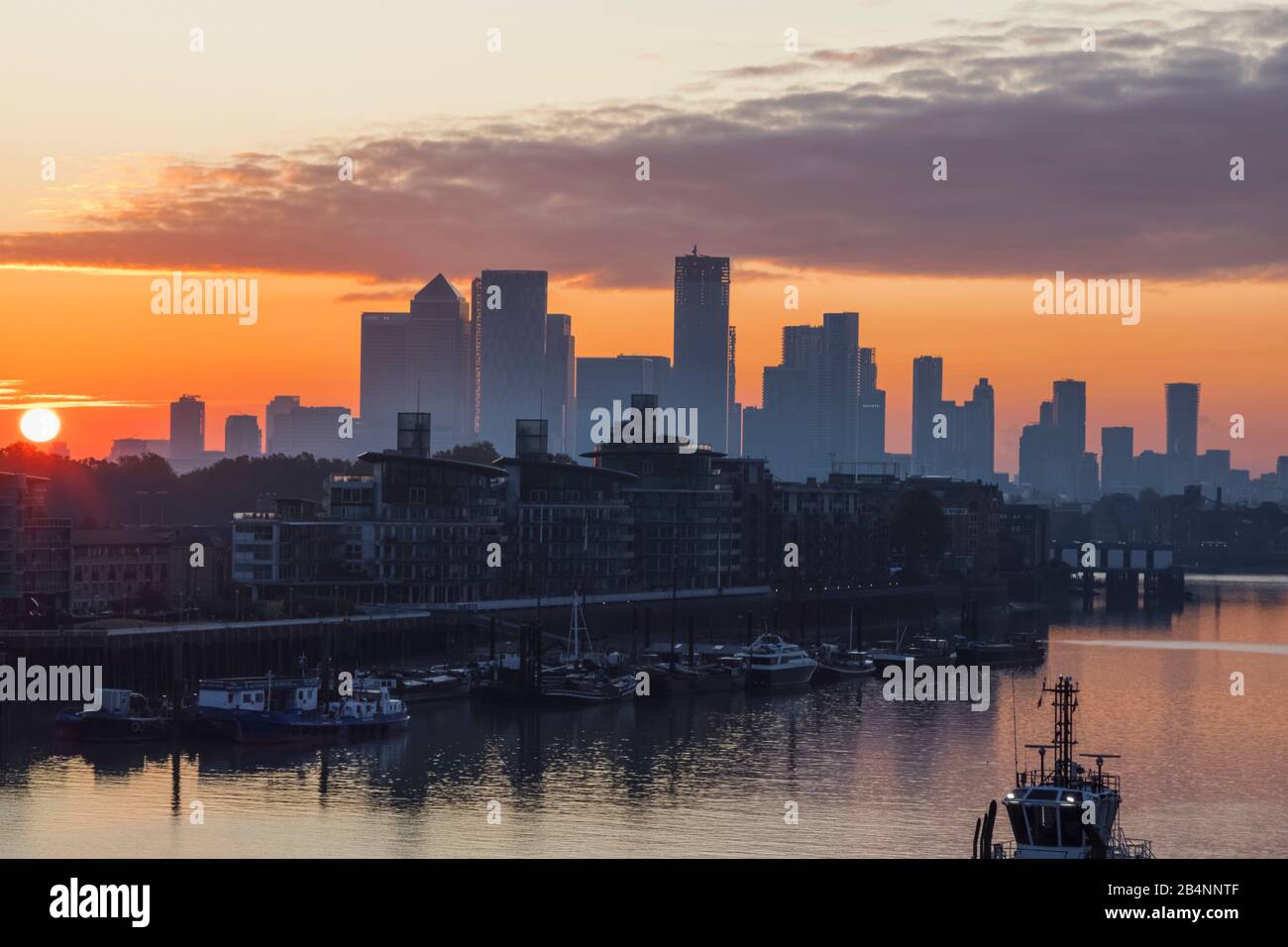 Silouette of canary wharf skyline and river thames at sunrise hi-res ...