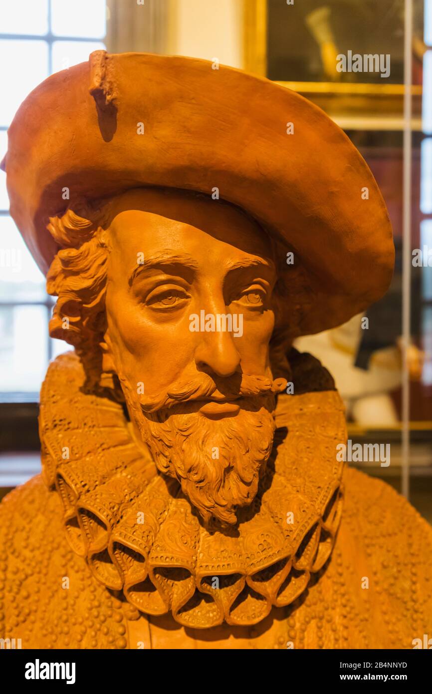 England, London, Greenwich, Queen's House Museum and Art Gallery, Terrocotta Bust of The Adventurer and Explorer Sir Walter Raleigh by John Michael Rysbrack dated 1757 Stock Photo