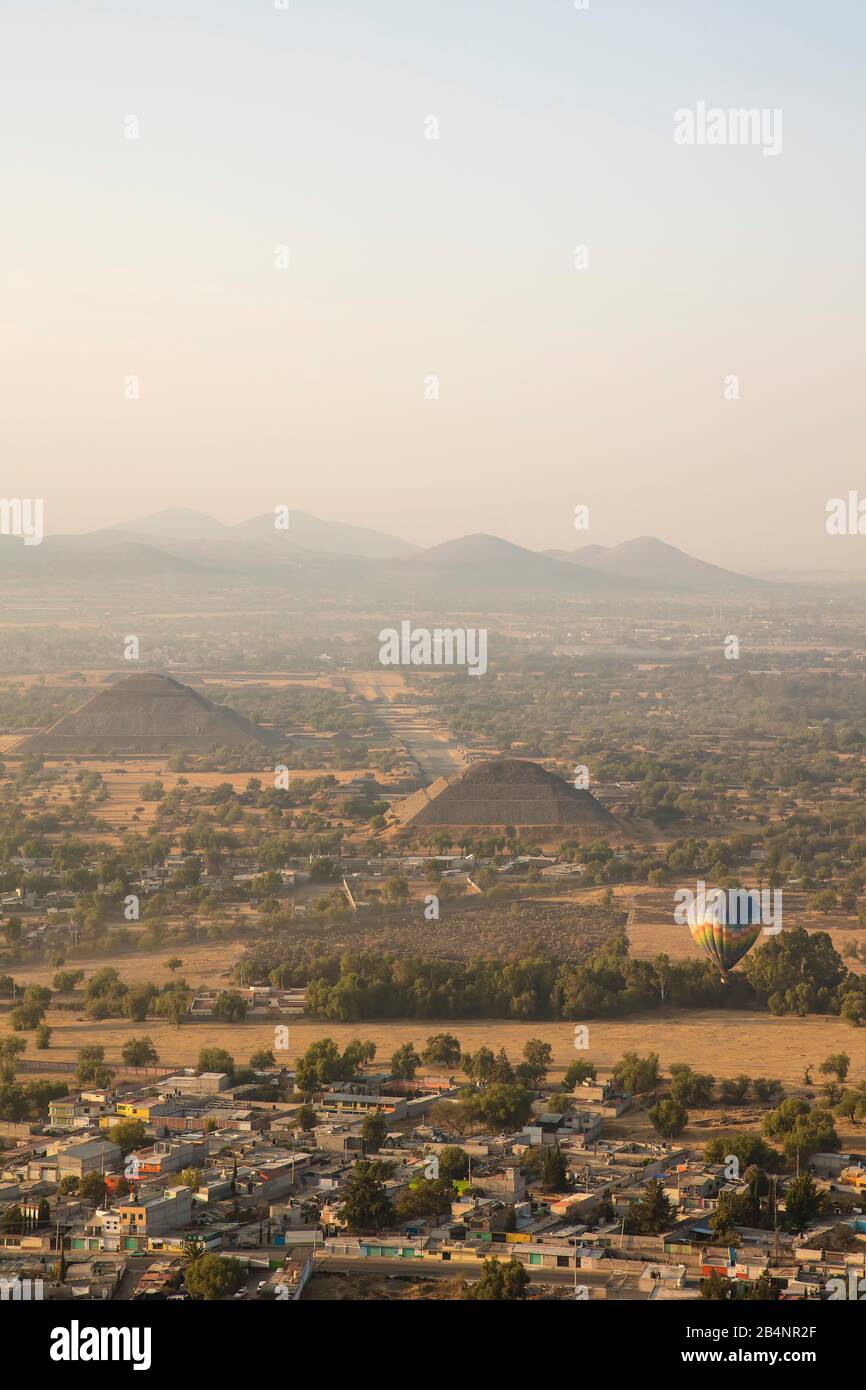 Hot air balloon over the Pyramids at Teotihuacan, Mexico Stock Photo