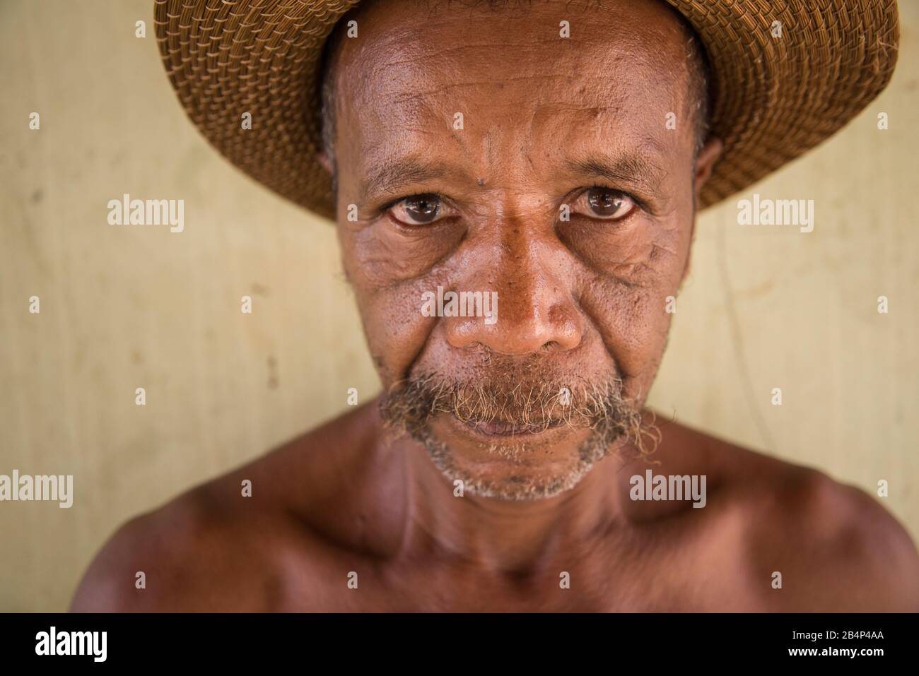 Barra de Aroeira, Santa Tereza do Tocantins, Tocantins, Brazil - May 6, 2016: Portrait of a quilombola man wearing a straw hat Stock Photo