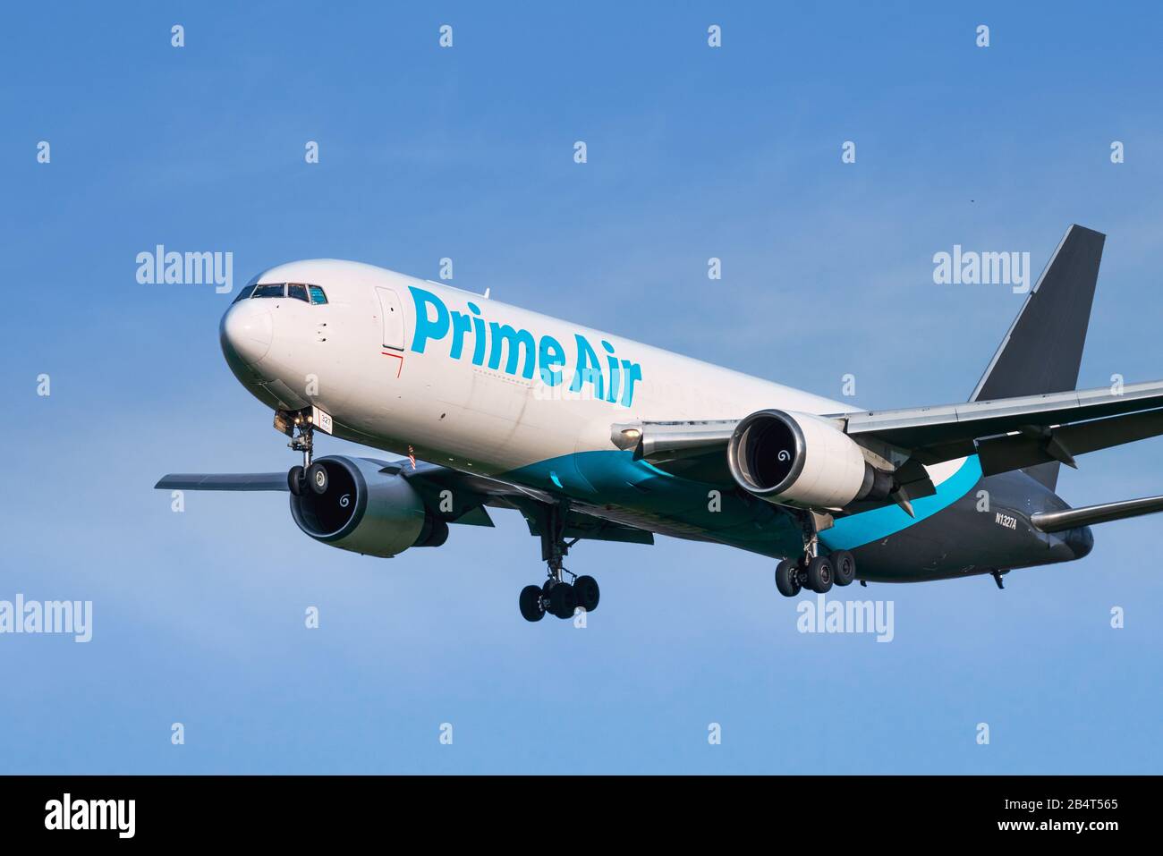 Cargo airline hi-res stock photography and images - Page 3 - Alamy