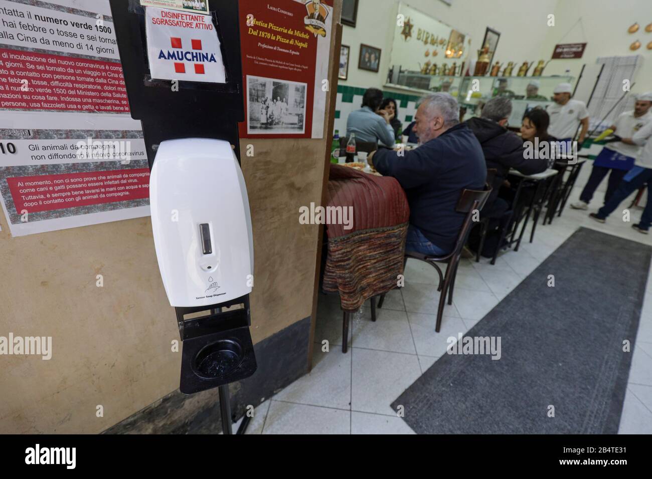 Pizzeria in naples hi-res stock photography and images - Page 8 - Alamy