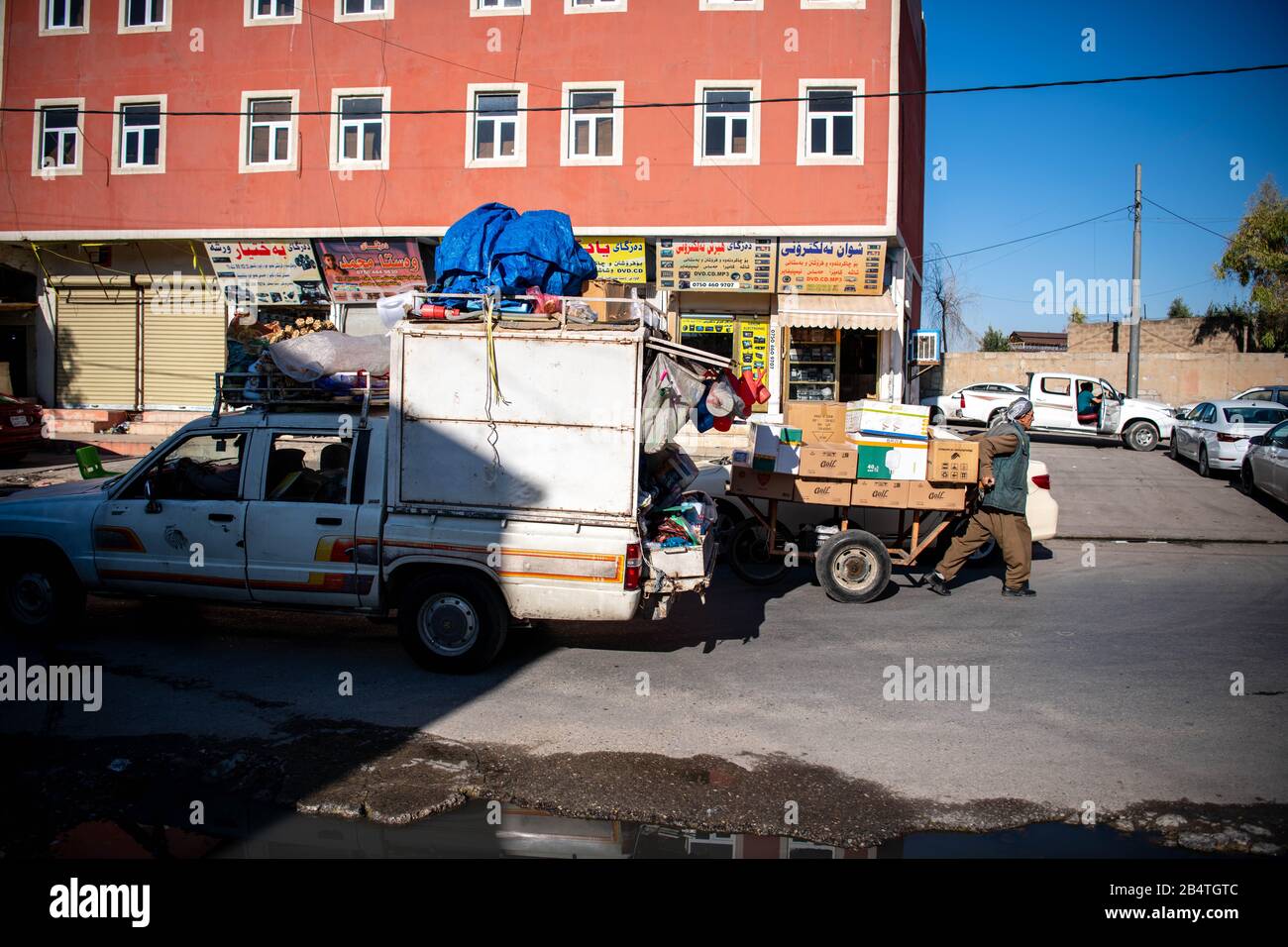 Old and fully loaded car in Erbil Stock Photo Alamy