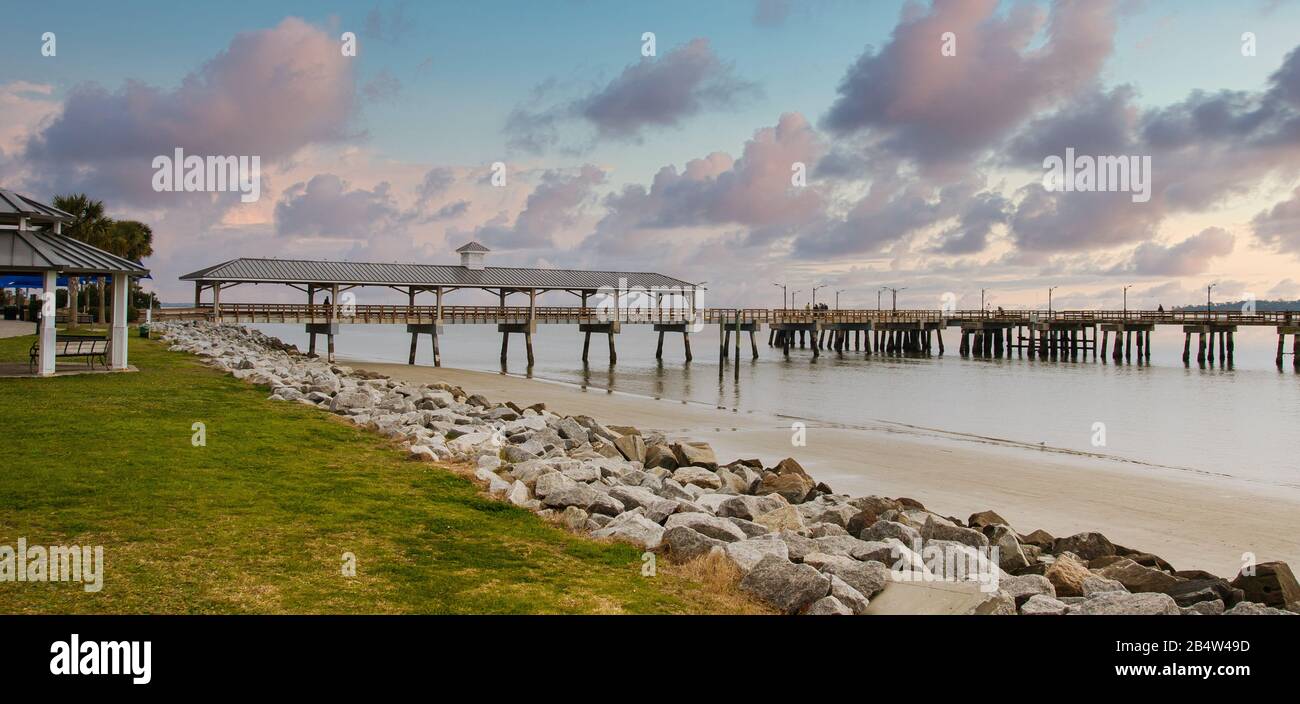 Empty pier dusk hi-res stock photography and images - Alamy