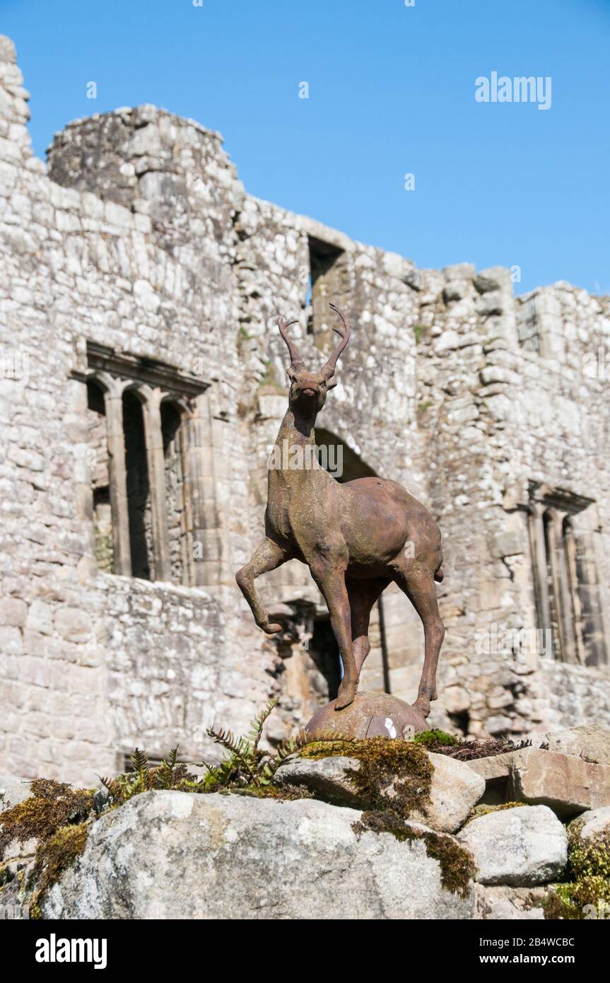 Around the UK - A day out at Bolton Abbey Deer statues on the entrance gate posts of Barden Tower Stock Photo