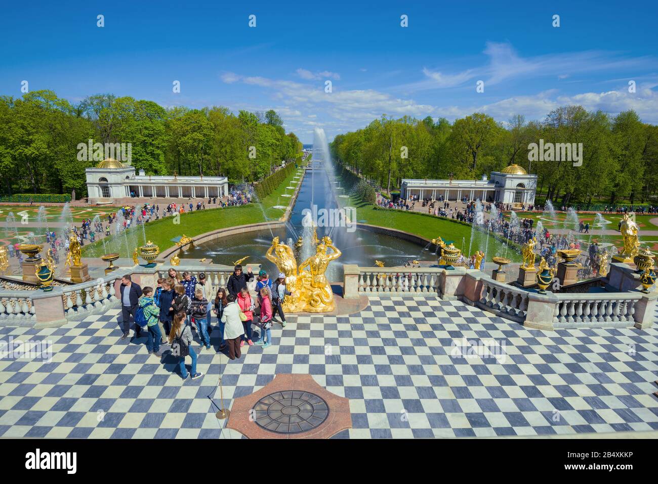 PETERHOF, RUSSIA - MAY 30, 2017: Excursion on the upper terrace of the Grand Cascade of the Peterhof Palace complex on a sunny May day. Stock Photo