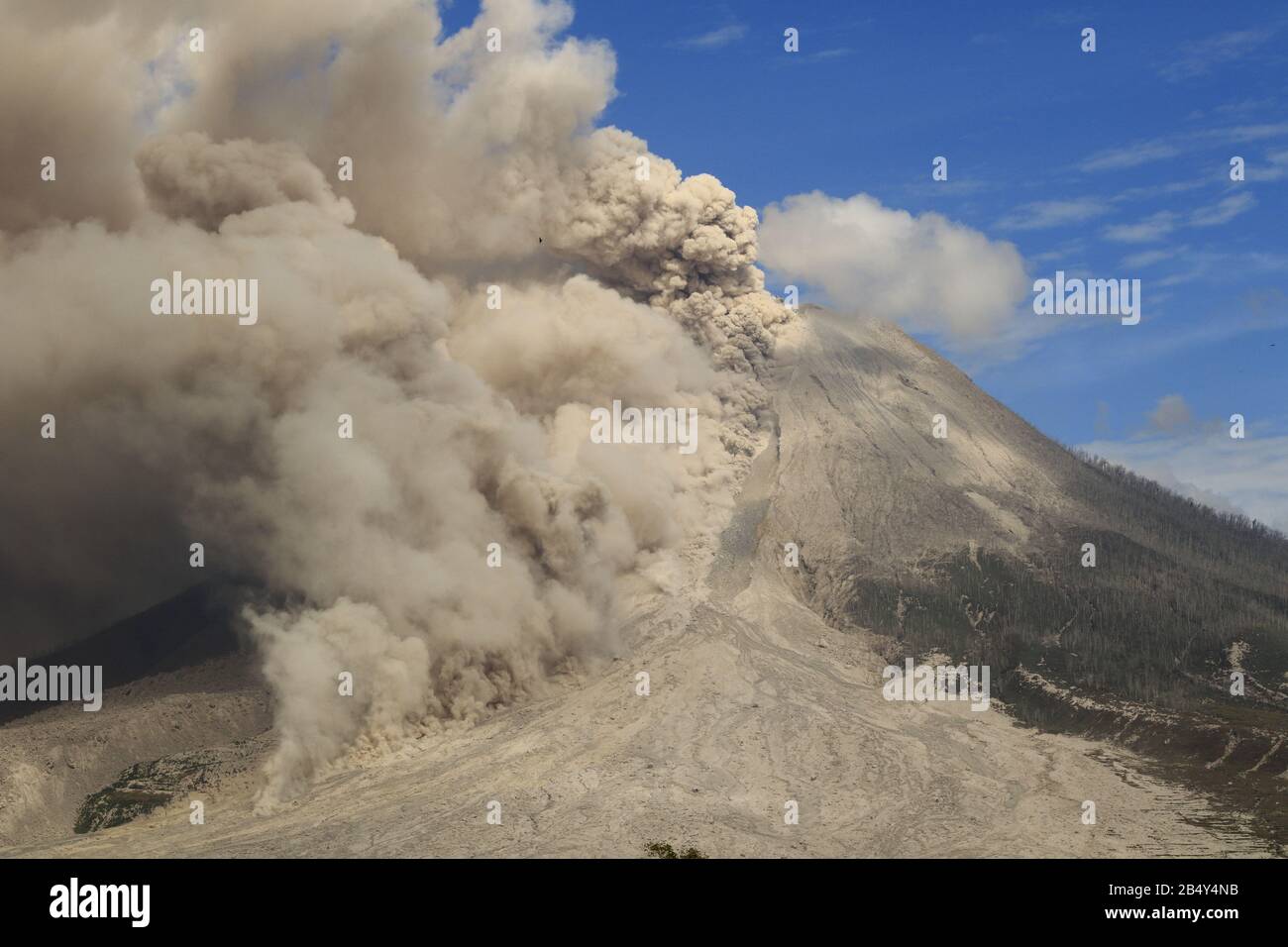 Pyroclastic Flow Nuke Nuee ardente hi-res stock photography and images - Alamy