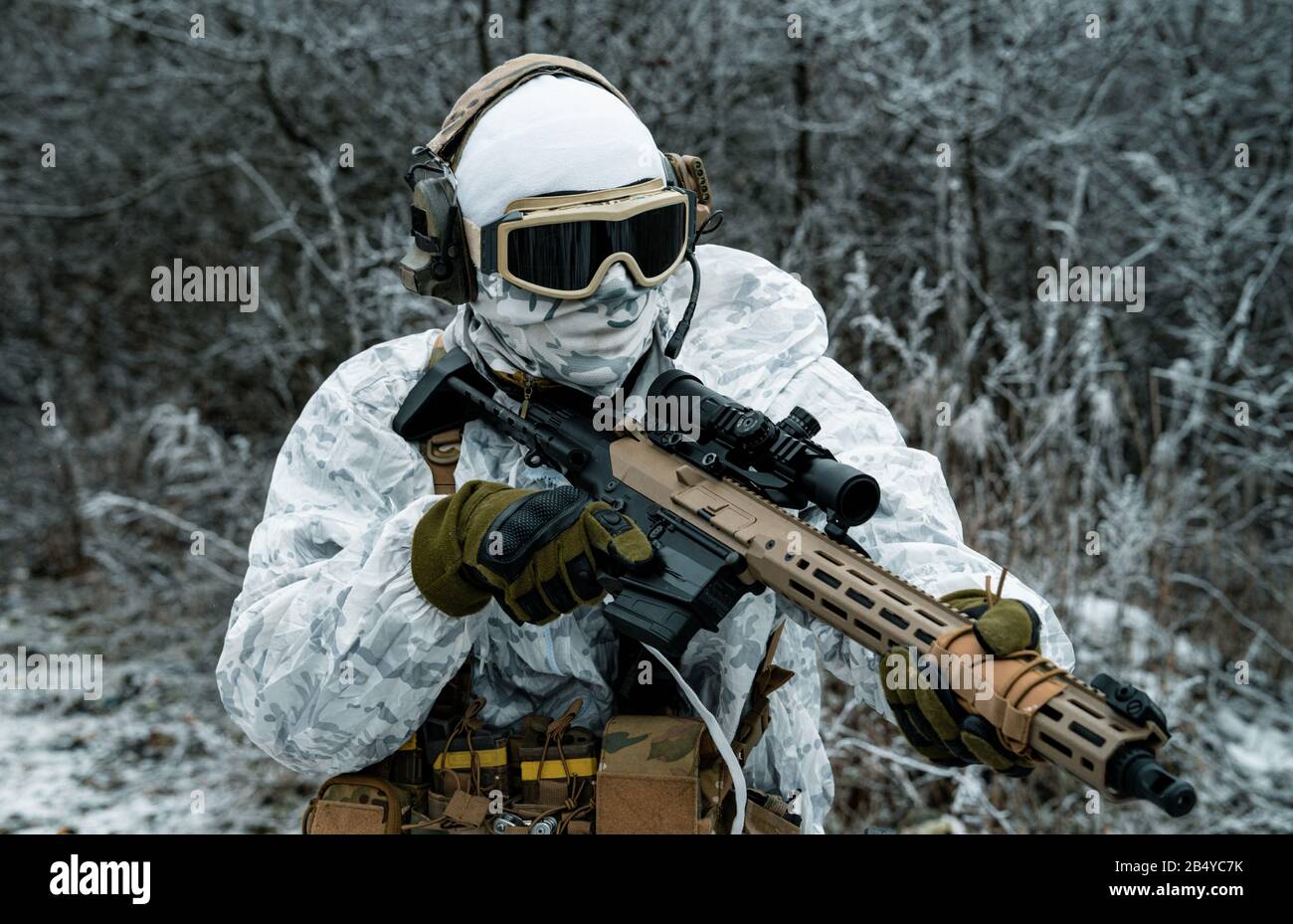 Camouflage sniper snow hi-res stock photography and images - Alamy