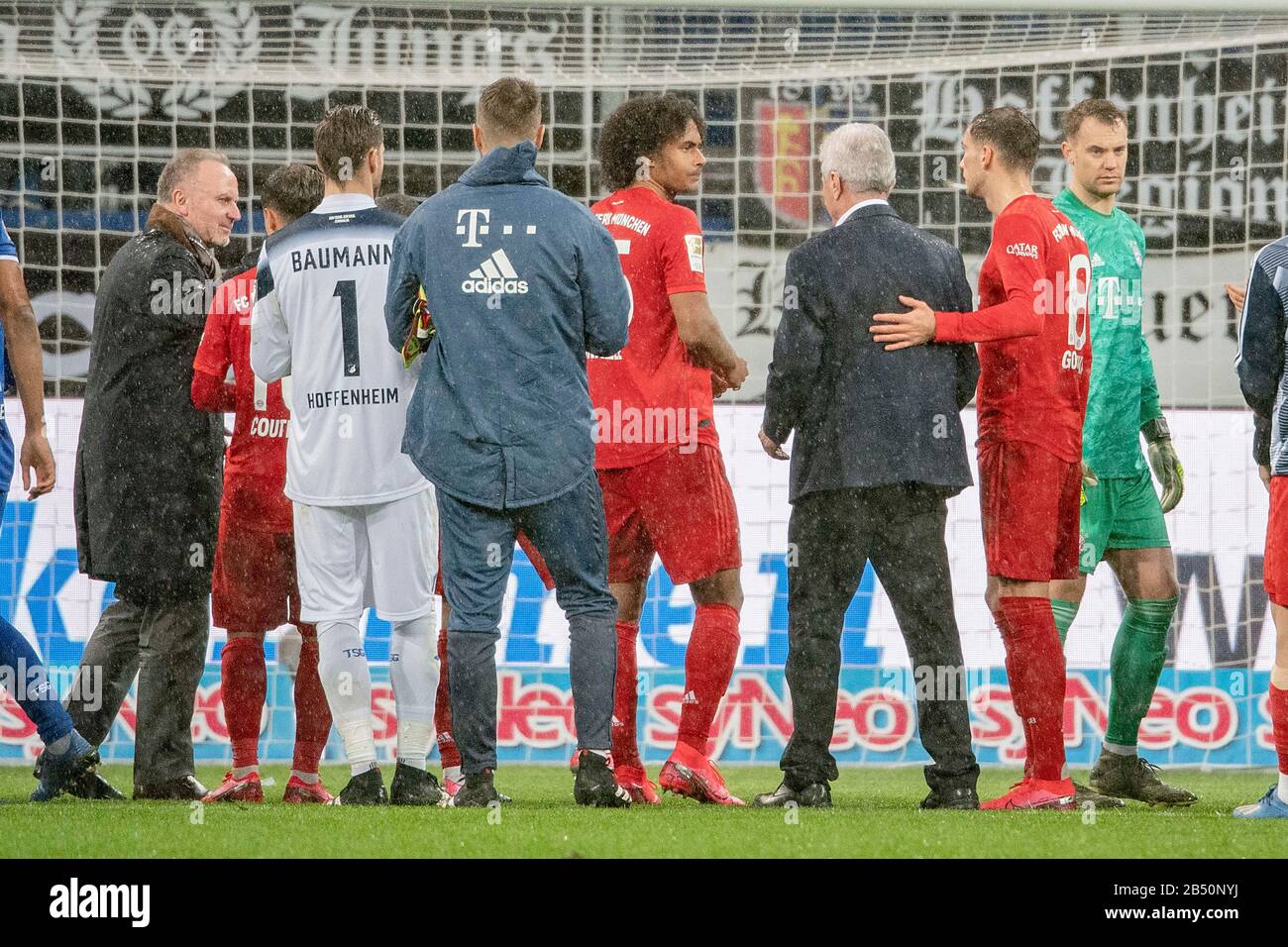 after the repeated posters, posters, banners, versus Hoffenheims Maezen (M? zen) Dietmar Hopp were shown in the fan block of the FC Bayern fans in the stands, the players decided a non-aggression pact for the remaining 13 minutes, after return (return ) on the field; after game end together on the pitch (from right) goalwart Manuel NEUER (M), Leon GORETZKA (M), Dietmar HOPP, Joshua ZIRKZEE (M), goalwart Sven ULREICH (M), goalwart Oliver BAUMANN (1899), Philippe COUTINHO (M) and Karl-Heinz RUMMENIGGE (M, Management); Solidarity (solidarity), solidarity, scandal, scandal; Insult; Soccer 1.Bundes Stock Photo