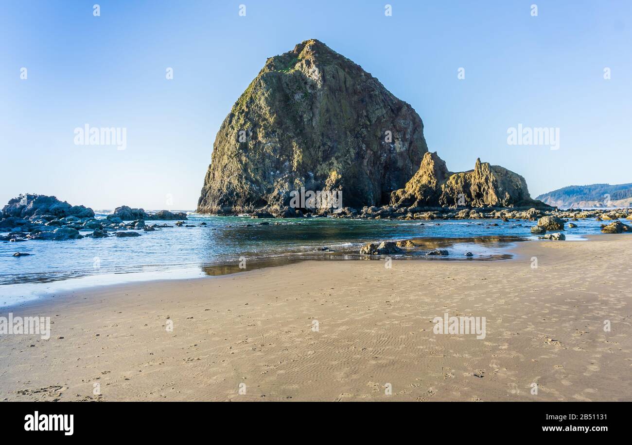 A view of the famous Haystack Rock Monolith in Cannon Beach, Oregon ...