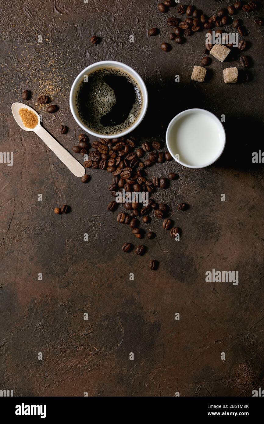 Paper cup of americano coffee Stock Photo - Alamy